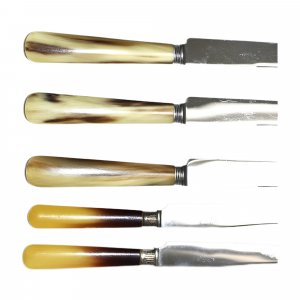 title Couteaux à manches en corne