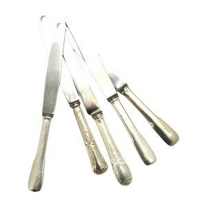 title Couteaux en métal argenté