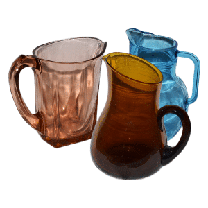 Pichets en verre coloré