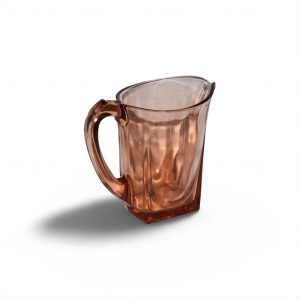 title Pichets en verre coloré