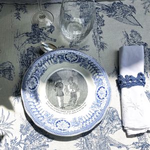 title Nappes en toile de Jouy bleue