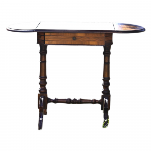 title Petite table marquetée